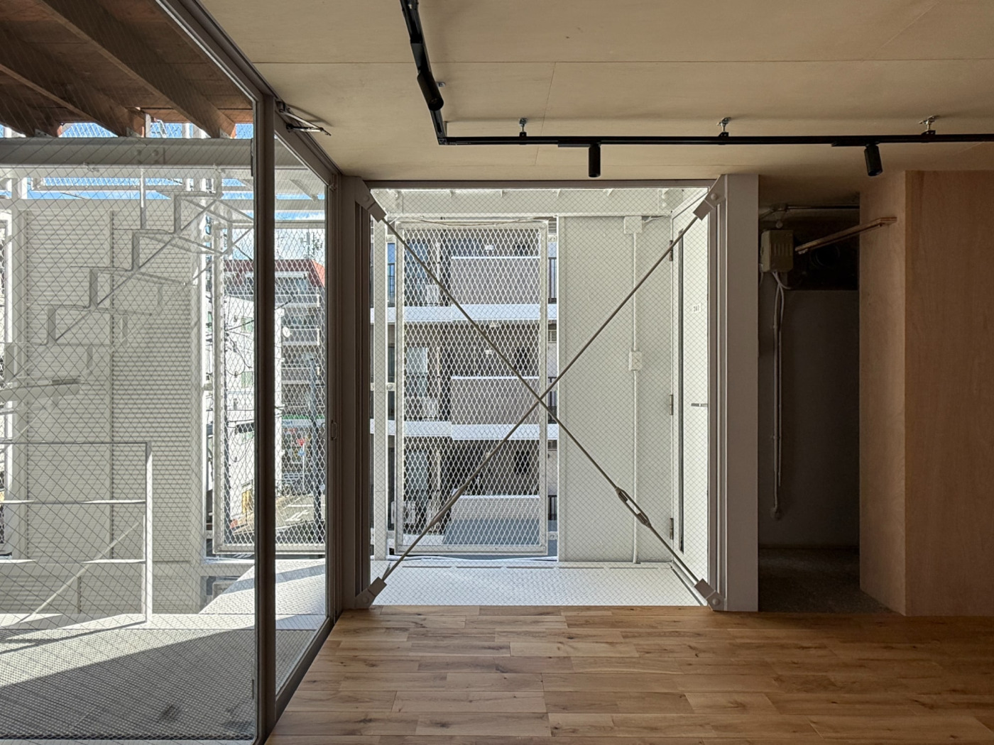 ラフに見えて、気が利いてる。光と風を取り込む半屋外スペースがある、“倉庫っぽい”ワンルーム賃貸9