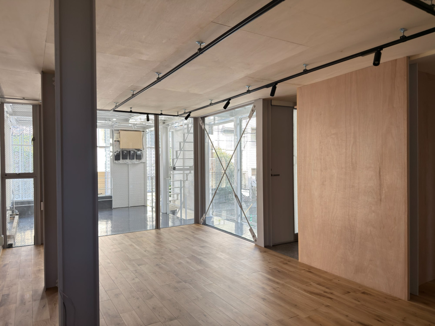 ラフに見えて、気が利いてる。光と風を取り込む半屋外スペースがある、“倉庫っぽい”ワンルーム賃貸23