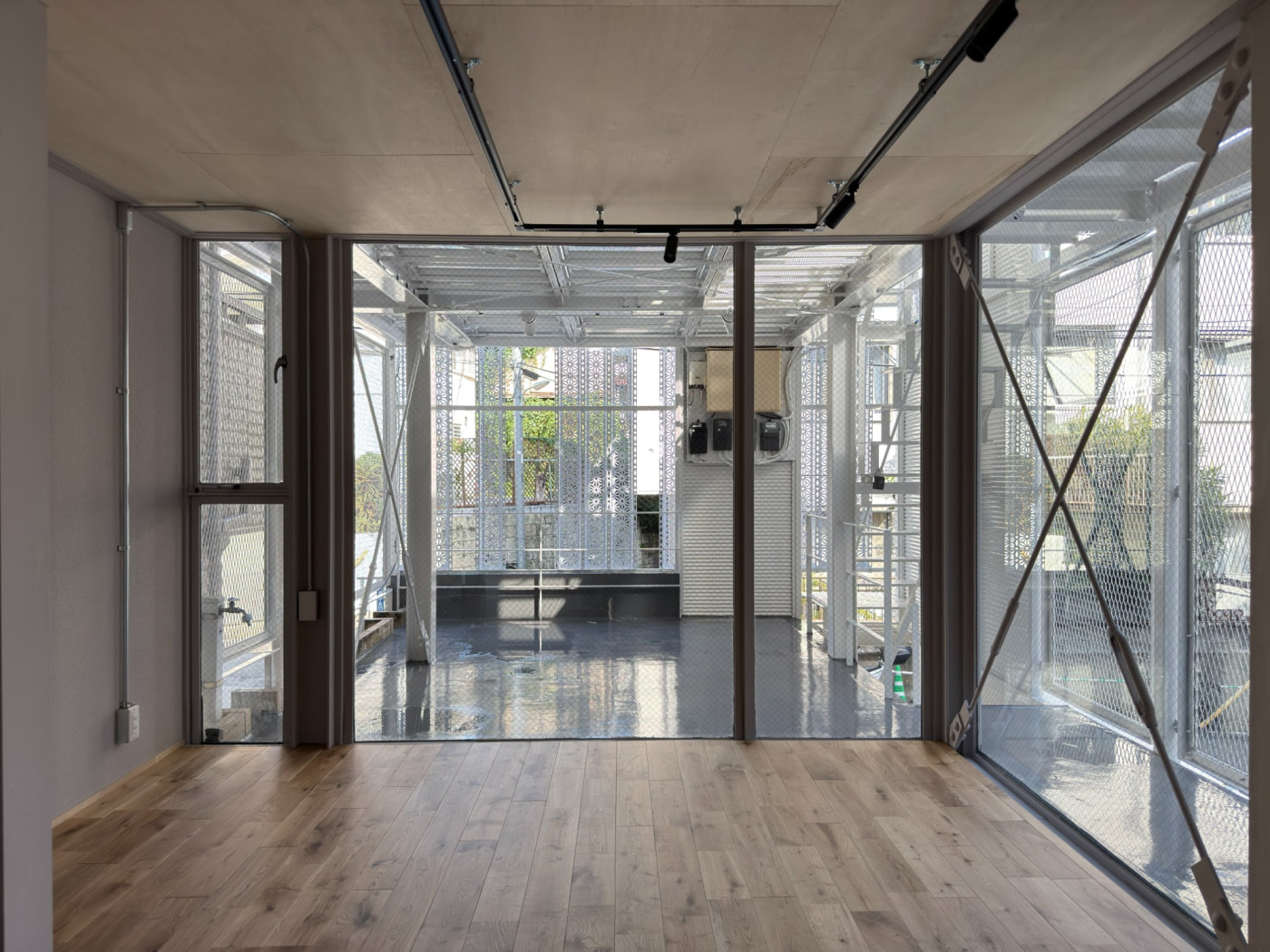 ラフに見えて、気が利いてる。光と風を取り込む半屋外スペースがある、“倉庫っぽい”ワンルーム賃貸23