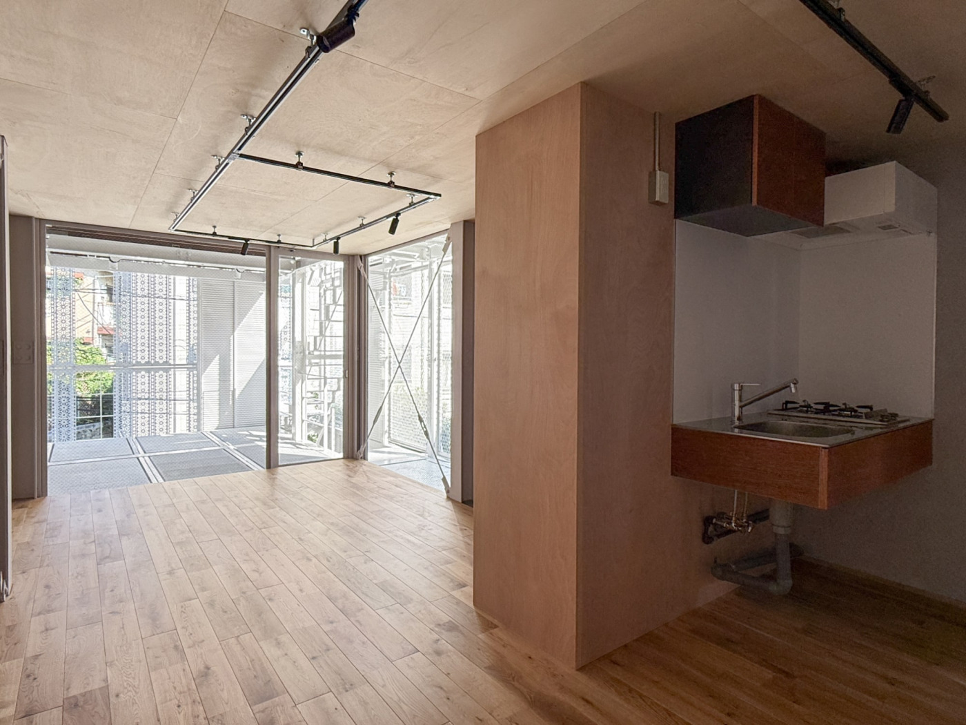 ラフに見えて、気が利いてる。光と風を取り込む半屋外スペースがある、“倉庫っぽい”ワンルーム賃貸25