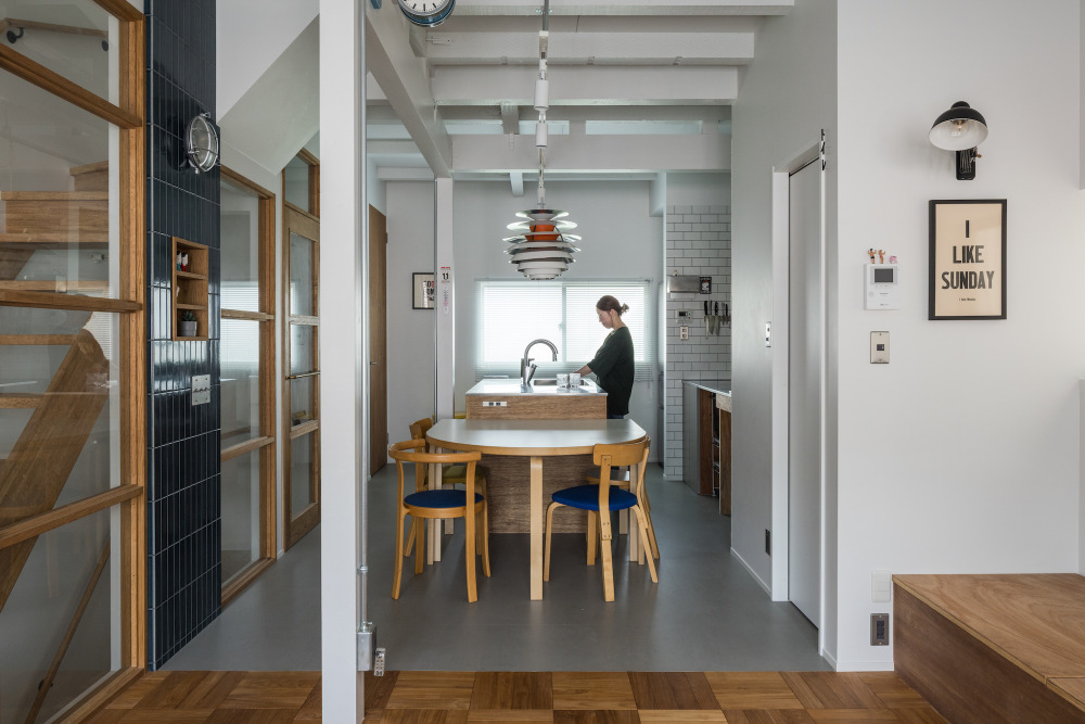 実家を引き継ぎ、“集まるリビング”を中心に再構築した、3世代6人の住まい