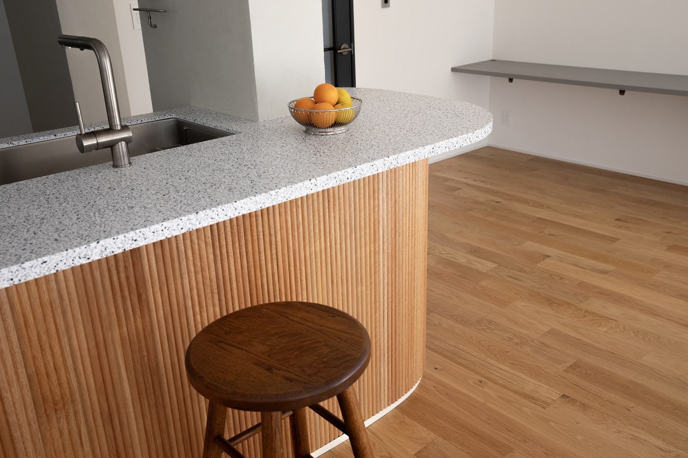 リビングとダイニングを繋げる“主役級キッチン”！ファミリー向け賃貸マンションリノベ11