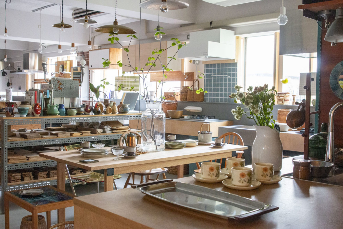 「REFACTORY antiques」のカラフルや花瓶や、古家具などがぎっしり。