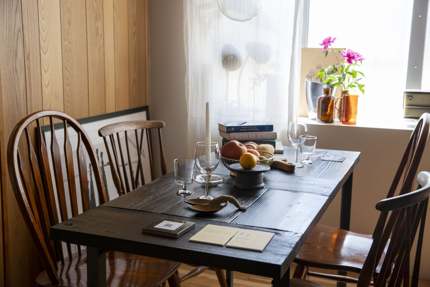 ダイニングテーブルの色々なシーンをつくりだしてみました。「足場板」を黒く塗装した、3人家族のダイニング。