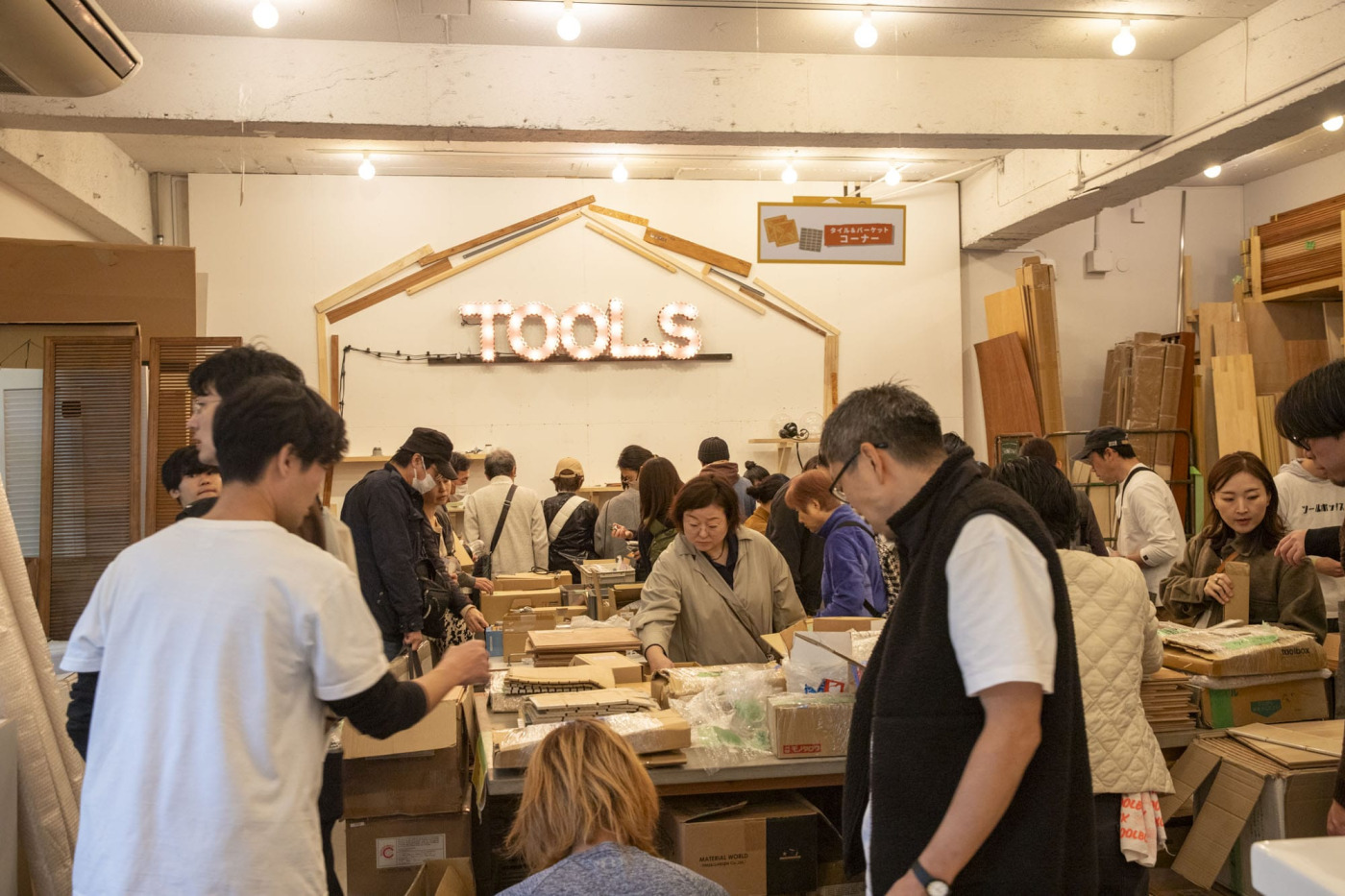 「ガレージセール」会場は、モノと人に溢れ、熱気に包まれていました。