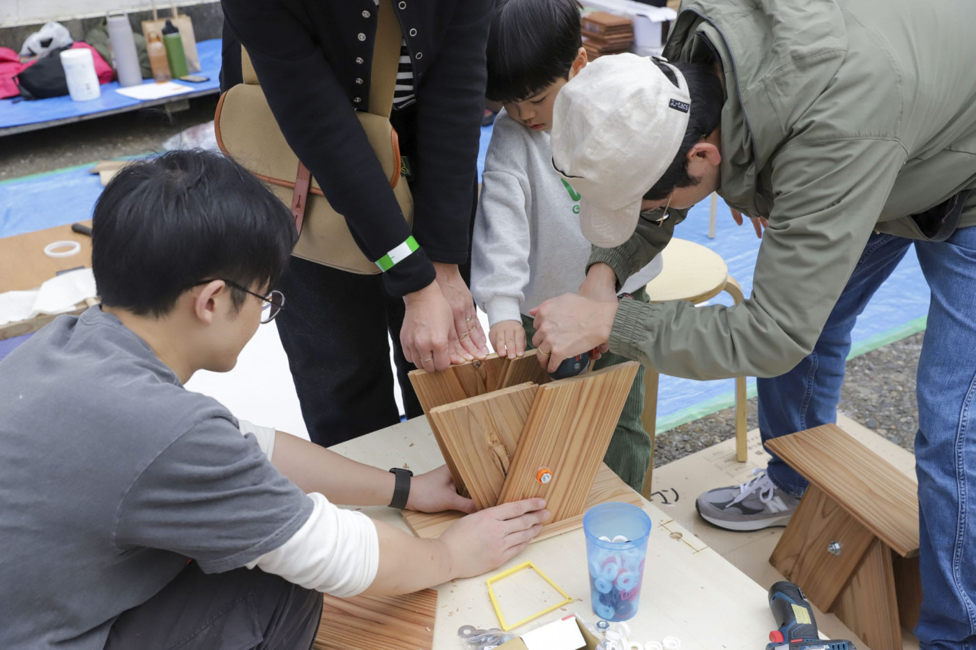 「ガレージセール」子供たちはワークショックでスツールづくりに夢中に。