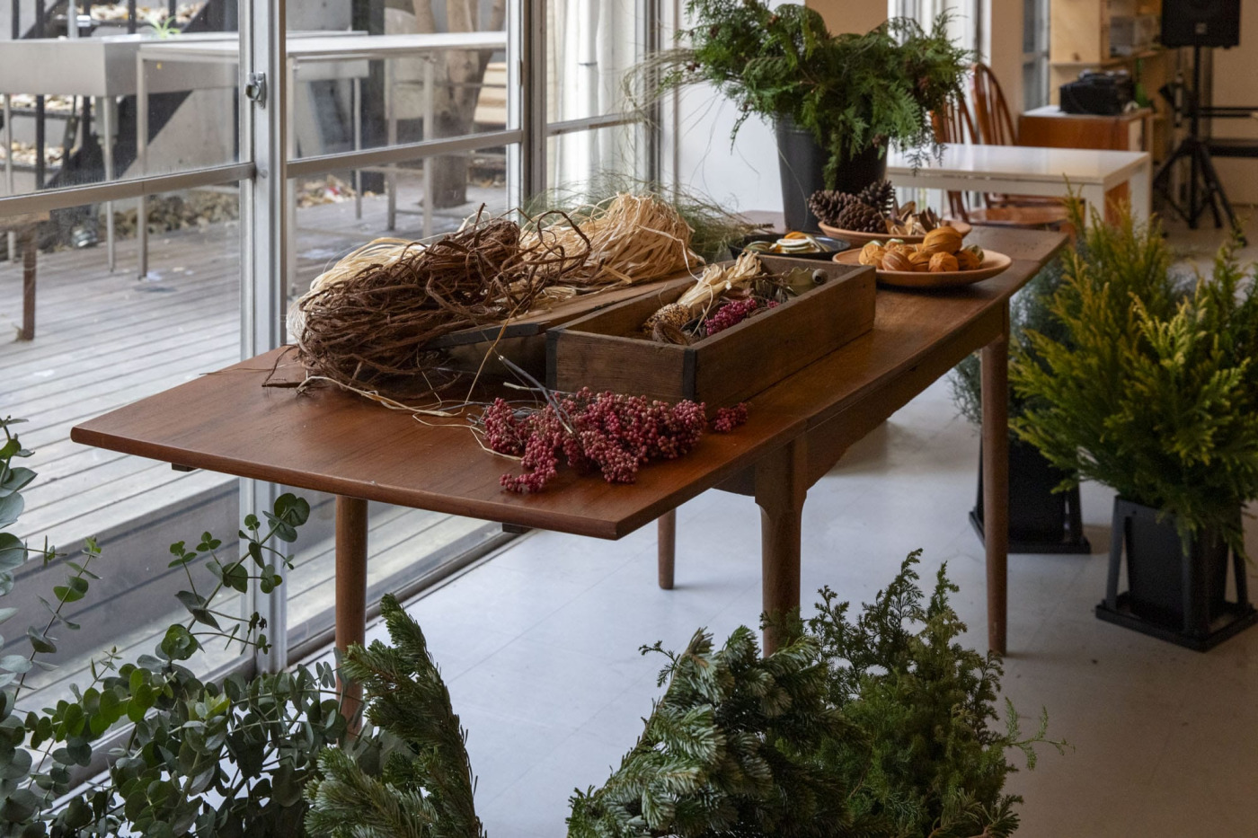 「X’masリースづくり」は、Hljóð（ヒュウド）セレクトのバラエティ豊かな花材たちが。会場が、針葉樹の香りで包まれました。