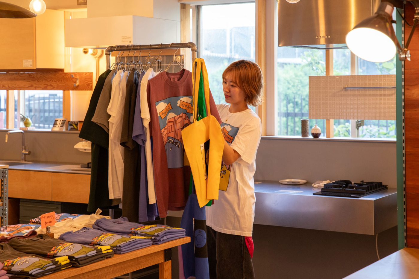 音楽、レコードと暮らすことをテーマに、コラボグッズのTシャツやトートバックを作って販売。