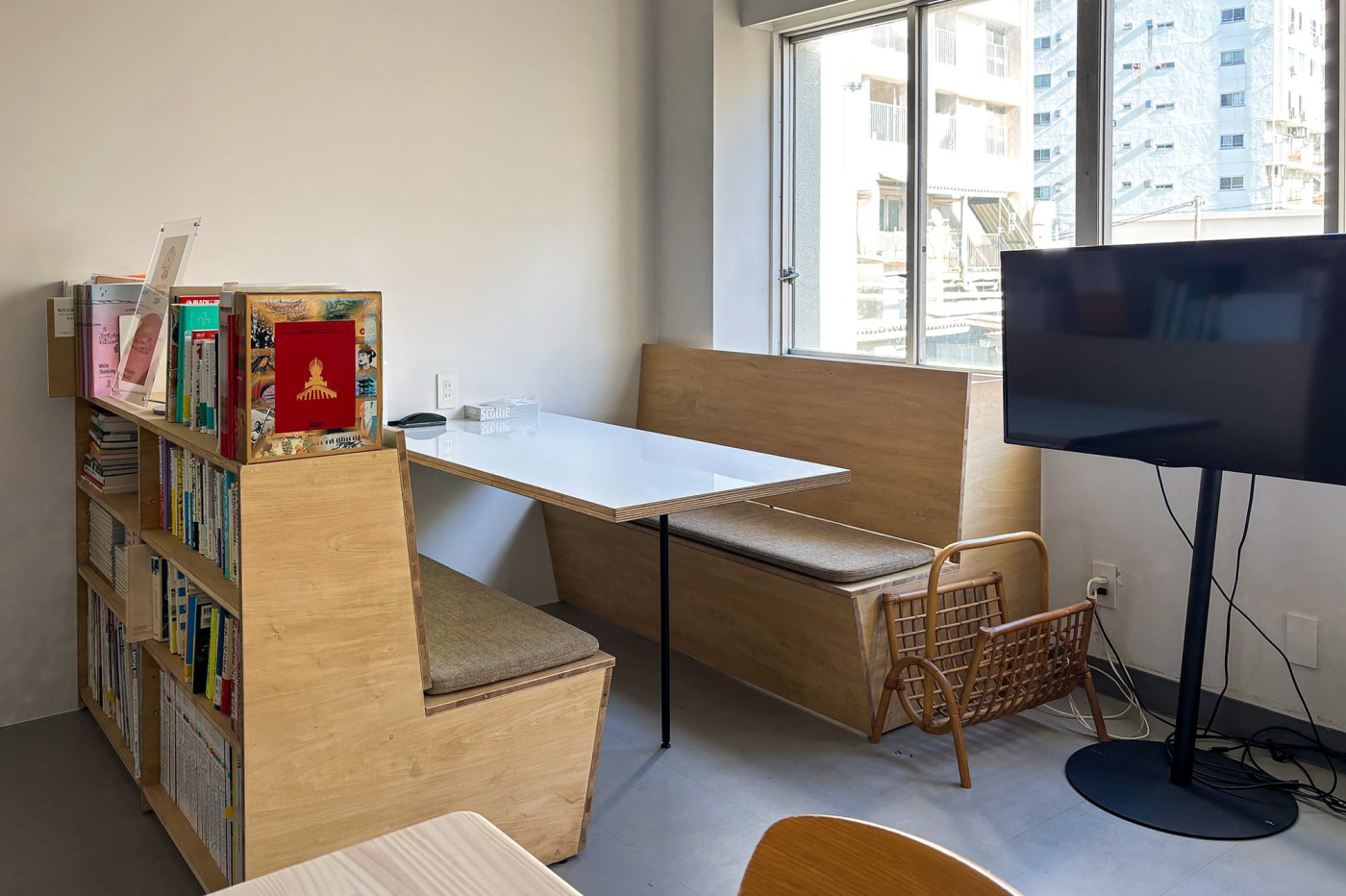 数名でおしゃべりしながら、メモも取れる「ホワイトボード天板」の通称ファミレス席！