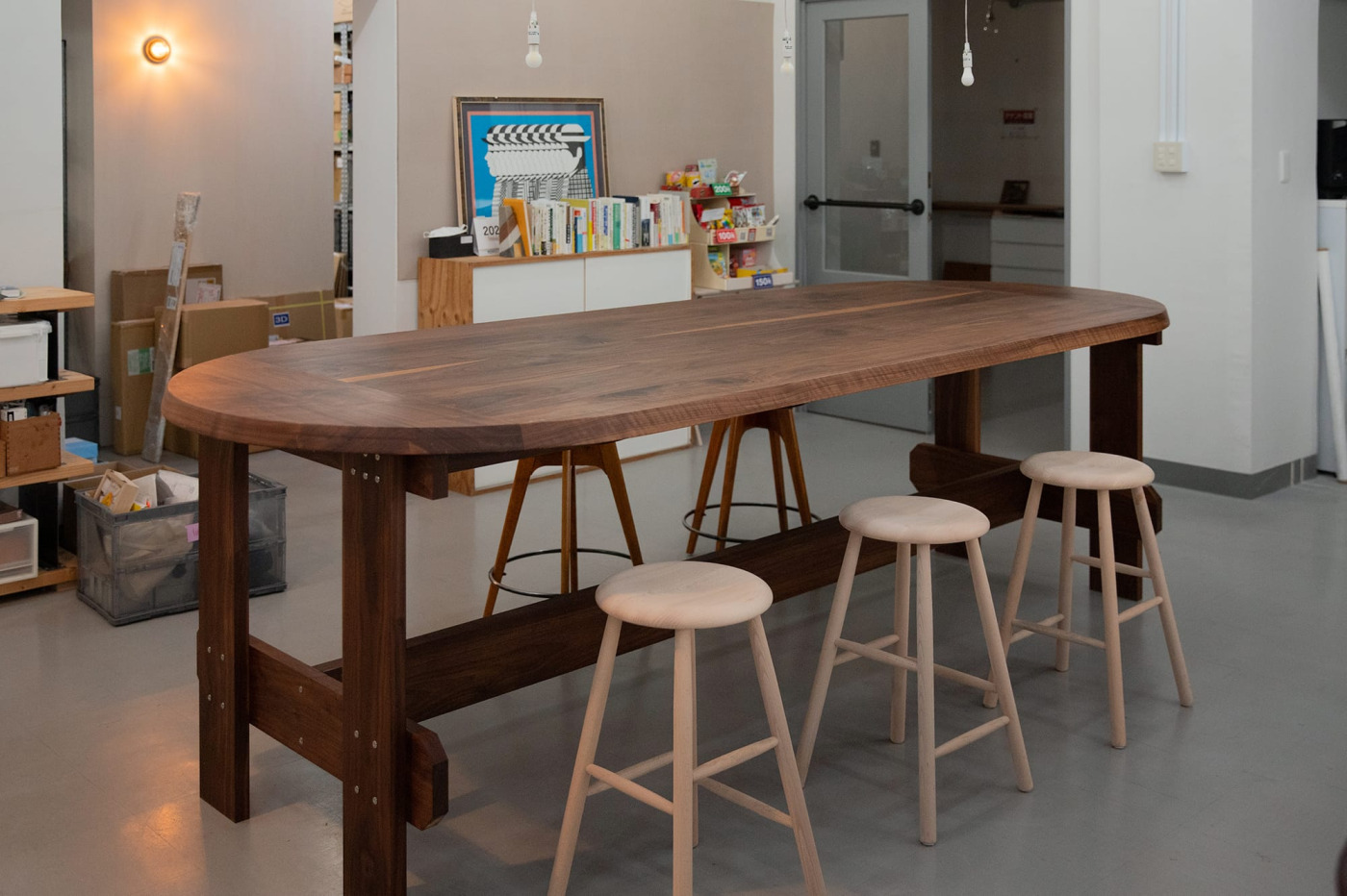 「フリーカット無垢材」ウォルナットをアレンジした特注大テーブル。