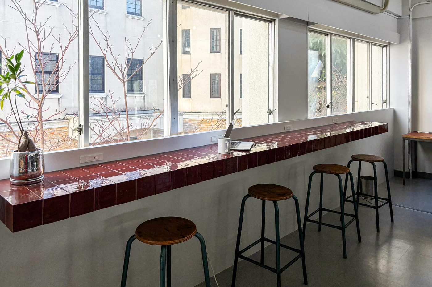 一人思いをめぐらせたい時は、窓際の「ラスティックタイル」カウンターで。