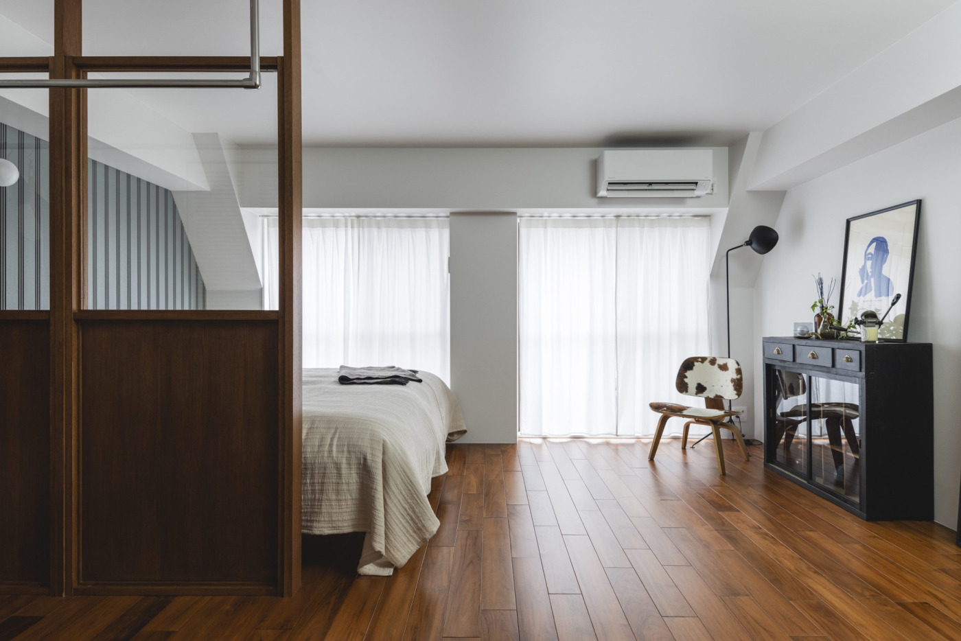 南側に面した窓からたっぷりと光が入るので、夜だけでなく日中も心地よい。