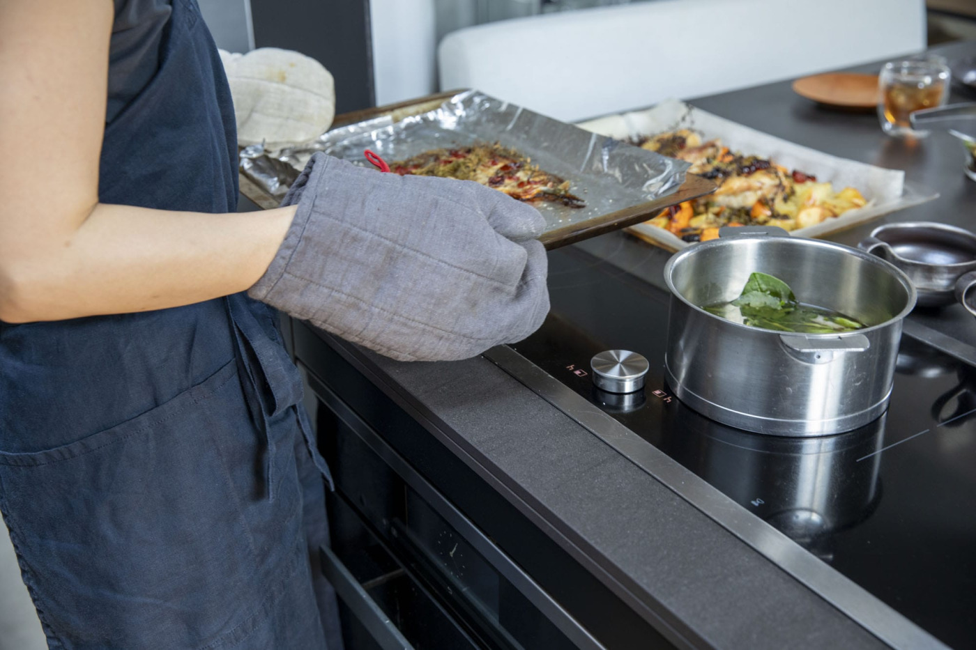 セラミックの天板は、熱いオーブン料理のお皿もそのまま置ける。IHは、使わない時は作業スペースにもなる。