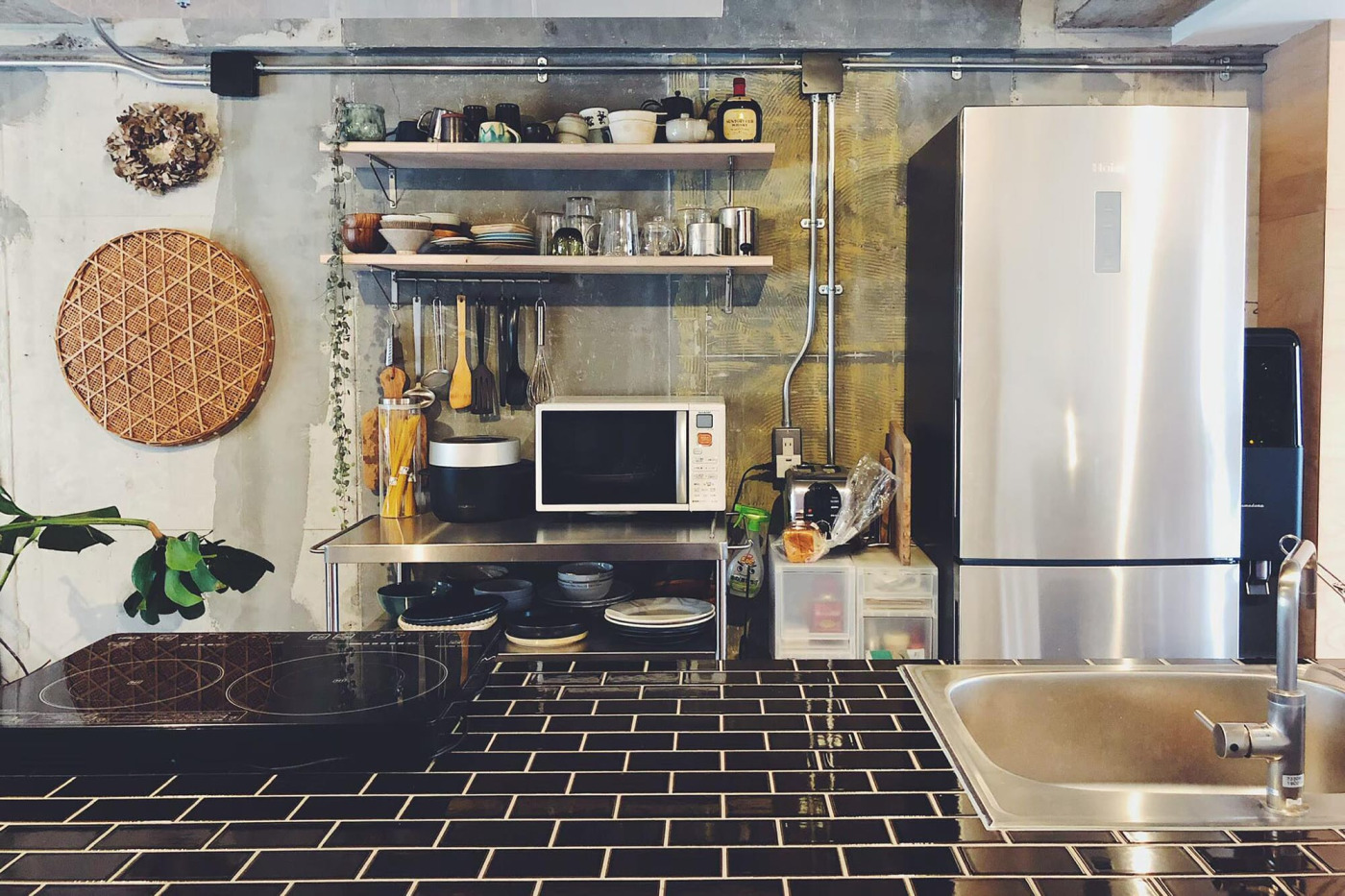 タイル天板が印象的なアイランドキッチン。火元はポータブルのIH。（事例提供：HandiHouse project）