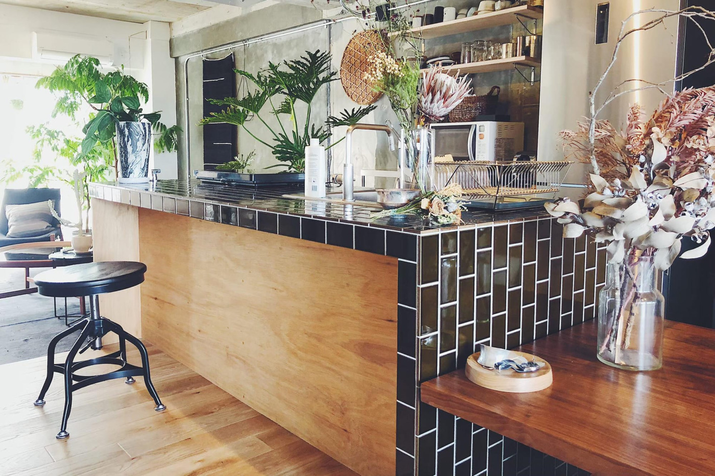 ラワン合板にタイルを貼ったカウンターキッチン。手前にはスツールを置く予定。