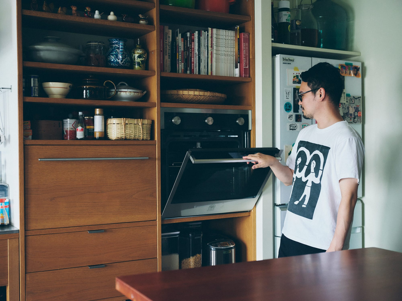 造作棚の目線高さにオーブンを設置した例（事例提供：menta / 撮影：Masanori Kaneshita）