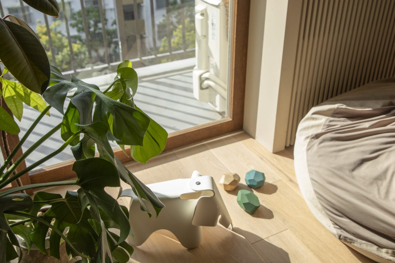 休日の窓辺のクッションは、子供との取り合いです。
