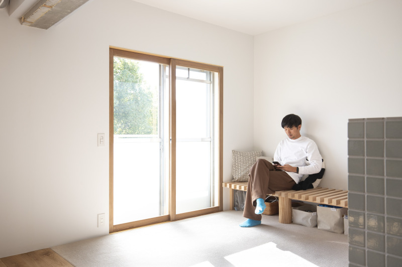 寒さの和らいだ窓辺は、ベンチで読書したり、ウールカーペットの床に直接座ってくつろぐことも。(オイル着色品 撮影協力：OSTR）
