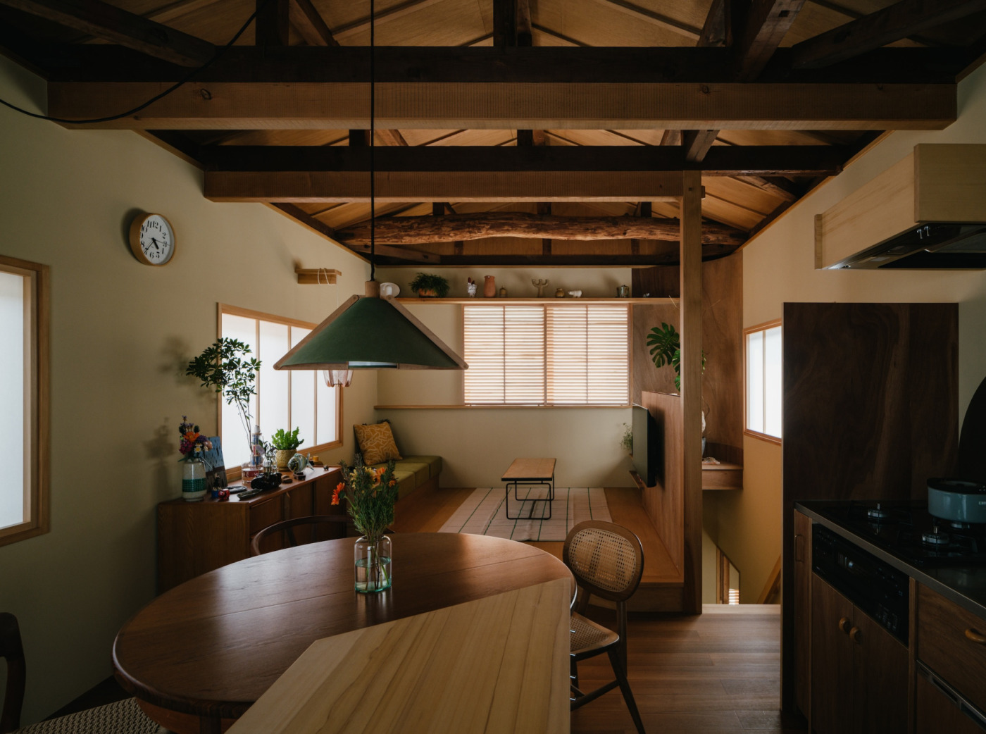 古さも​新しさも、​和も​洋も、​バラバラな​素材を​丁寧に​重ねて​つくりあげる​築古戸建て​リノベーション21