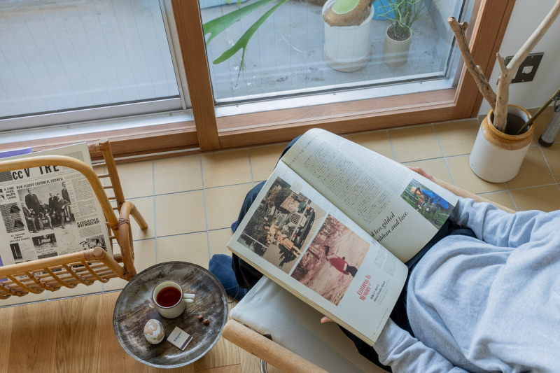 窓辺にインナーバルコニー風の居場所をつくりだした事例。光の入り方の変化で時間の経過を感じます。（現場塗装品）
