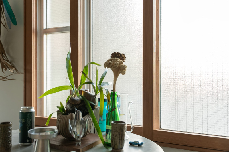 窓辺のダイニング。曇りガラスで景色を眺める楽しみもなかった窓辺が、あたたかみを感じる空間に。
