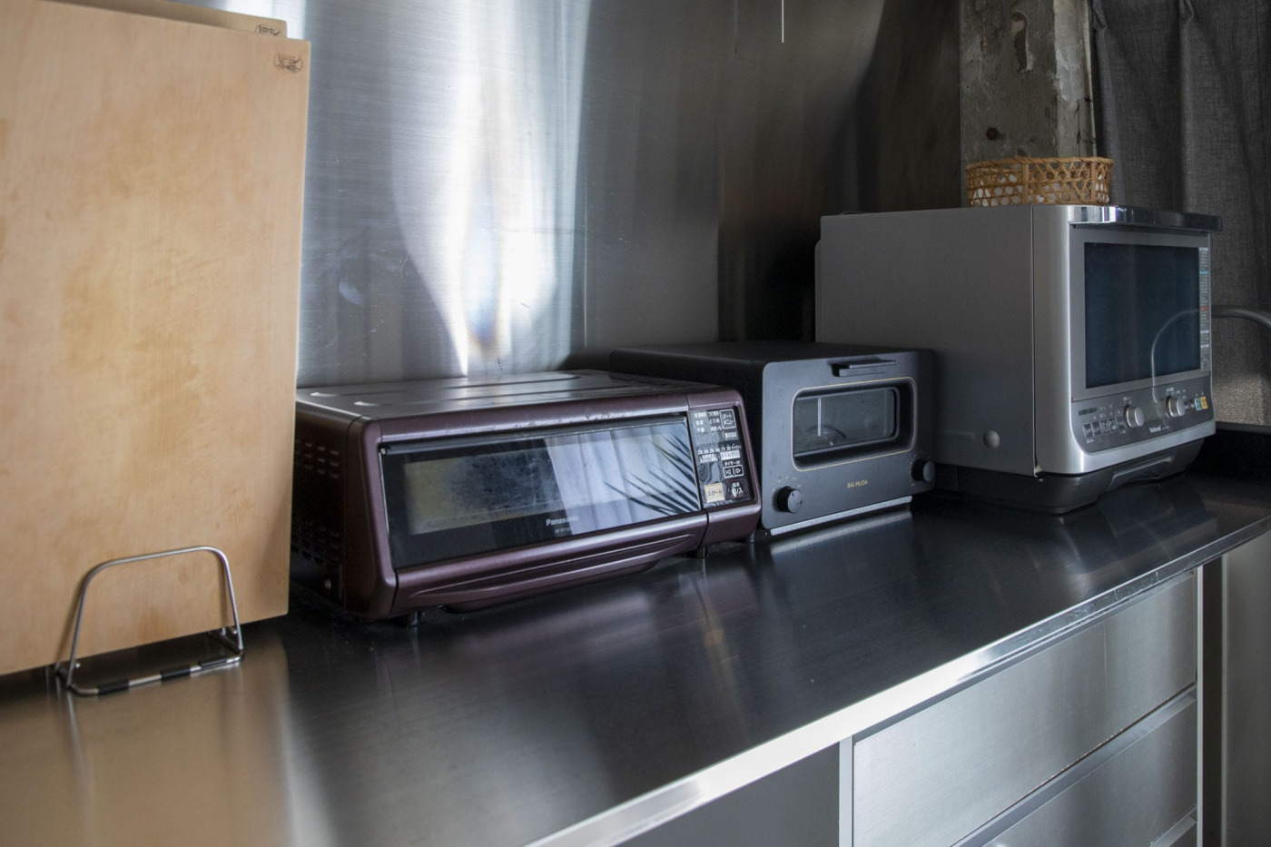 コンロの逆サイドには、魚を焼く燻製器、トースター、電子レンジが並ぶ。