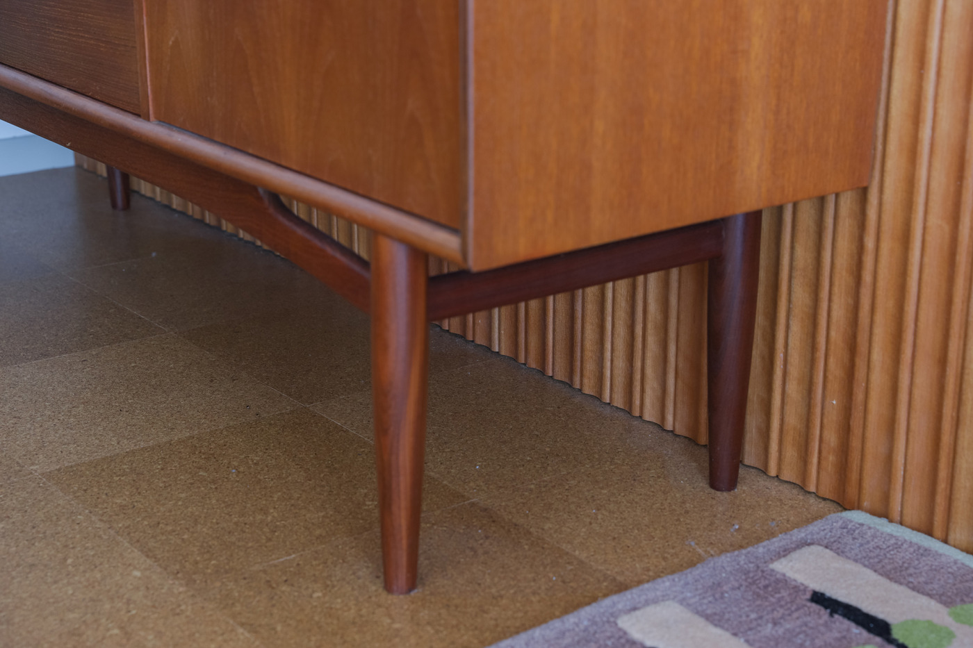 既存のフローリングの上に、コルクタイルを貼った床