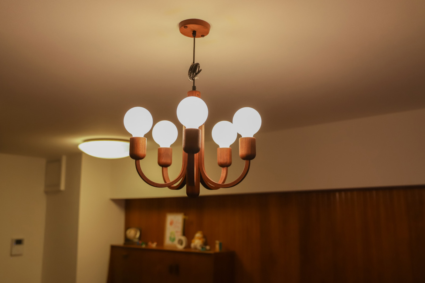 リブパネルに合わせるのを楽しみにしていたDOMUS（ドムス）のシャンデリア