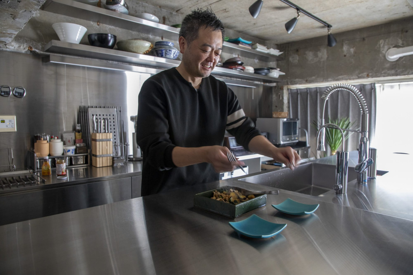 コンロで仕上げたものは、中央のカウンターのシンク横で盛り付けを。