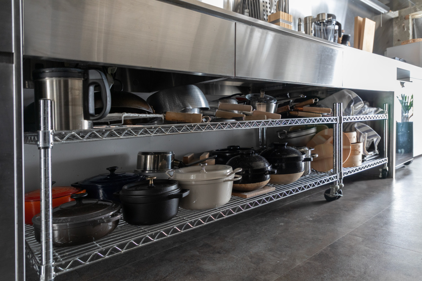 コンロ下のオープンラックに愛用の鍋たちを収納。重いものを最短ルートで出し入れ出来る。