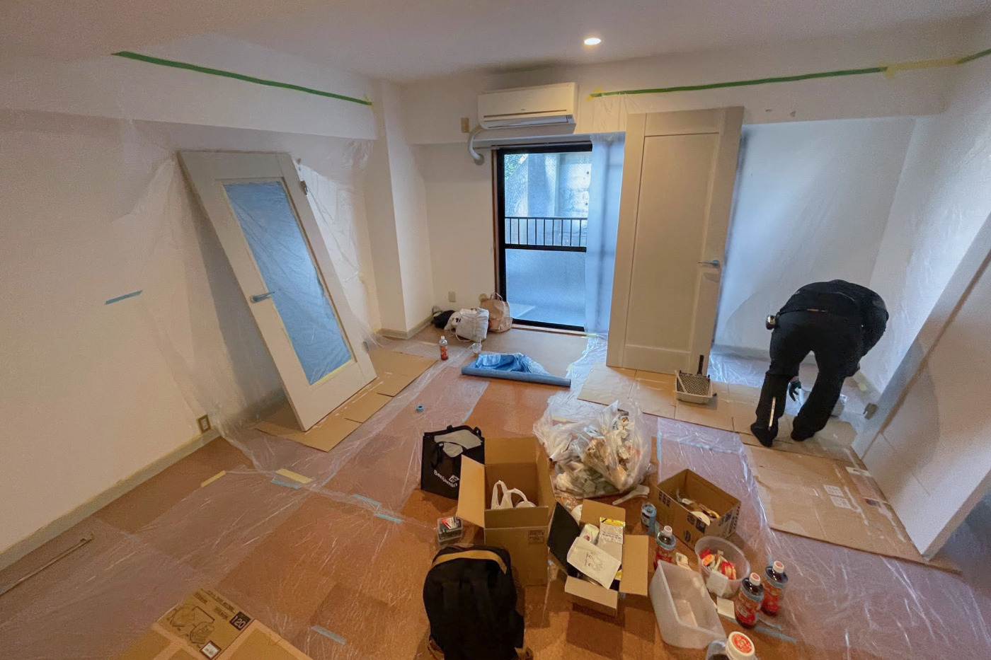 友人たちに手伝ってもらいながら塗装したドア。