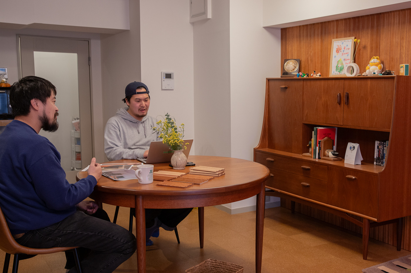 G-PLANの家具を中心に揃えたリビング。インスタで日々全国の家具屋をチェックするのが好きだという三浦さん。チェストは格安で見つけたものを補修して使っている。