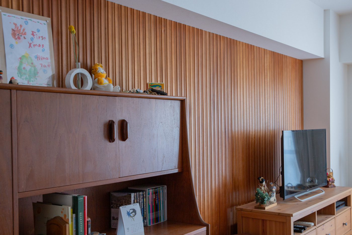 まっすぐ見える壁も、実はわずかな壁の歪みがあるので、リブ材を少しずつずらしながら納めていった。