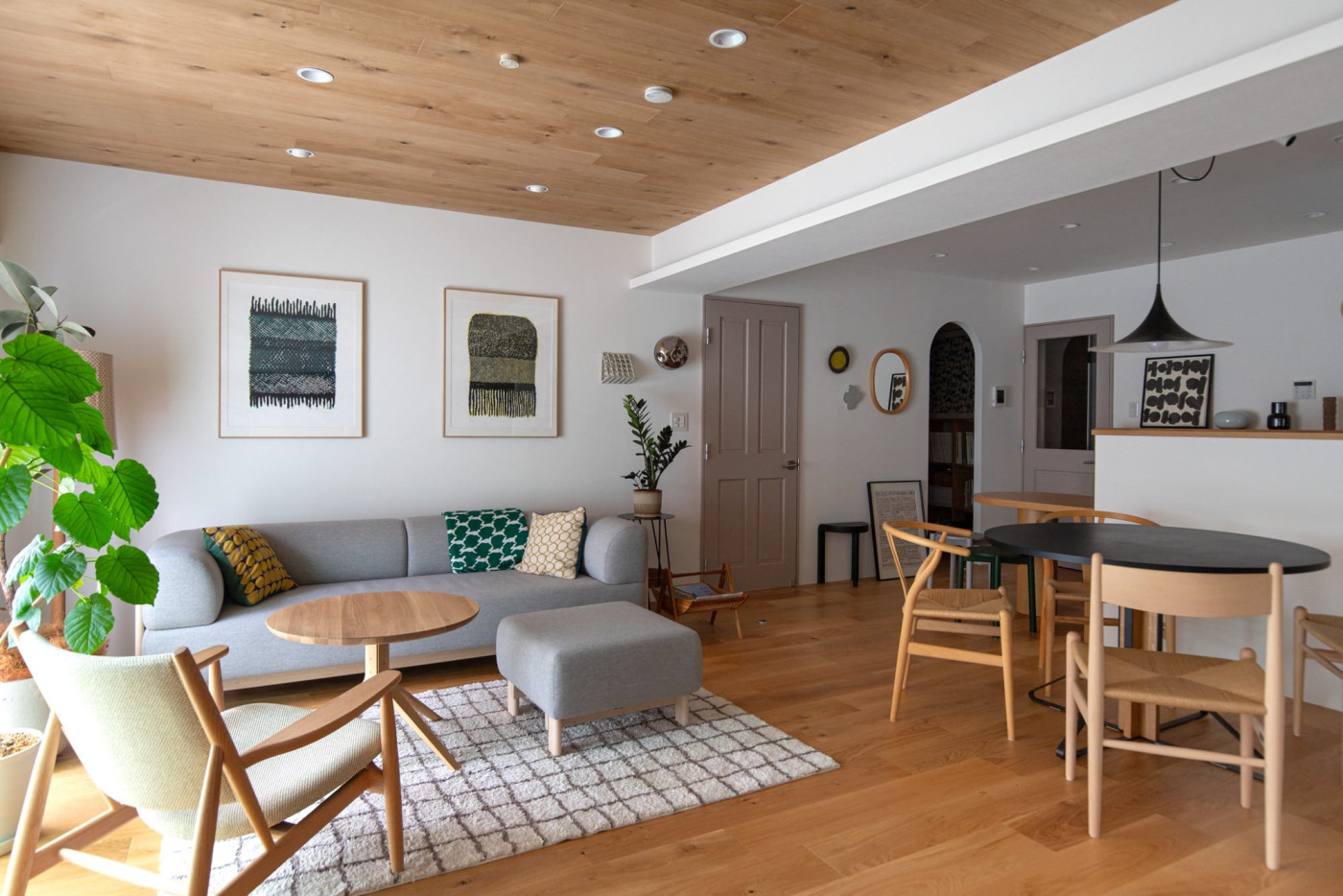 窓からの柔らかな光が似合う、淡い色彩のインテリア。