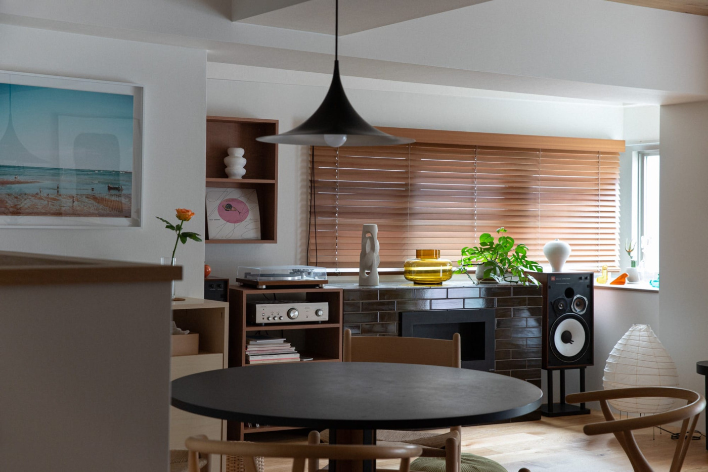 そんな期間があったなんて、今の空間からは想像もできません！『ウッドブラインド』を背景にしたリビングには、静かで穏やかな時間が流れています。