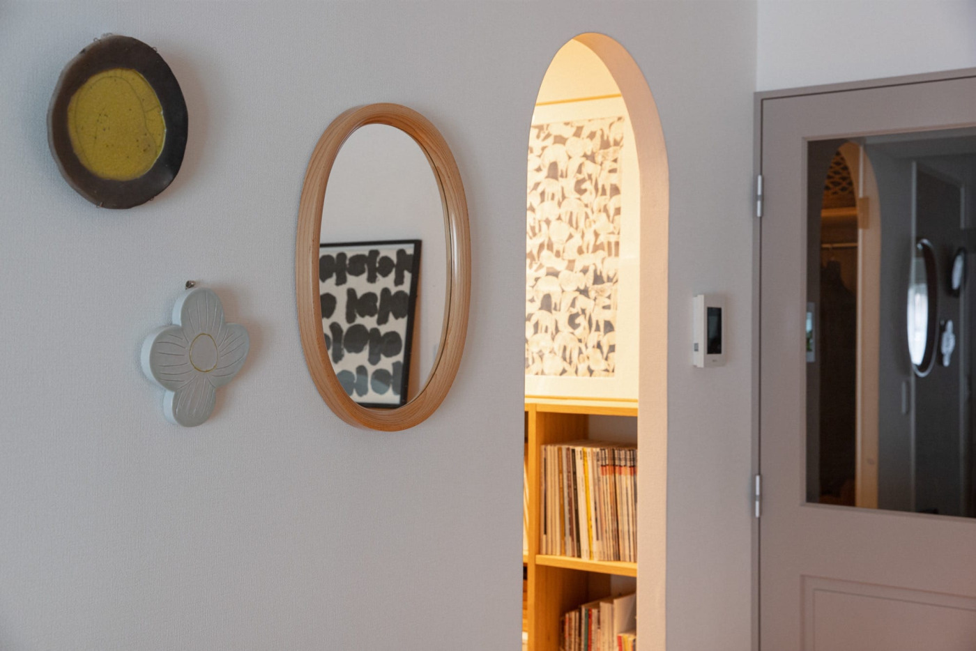 アクションが増えないよう、扉はなしで。アールの開口が柳宗理のウォールミラーとリンクしています。