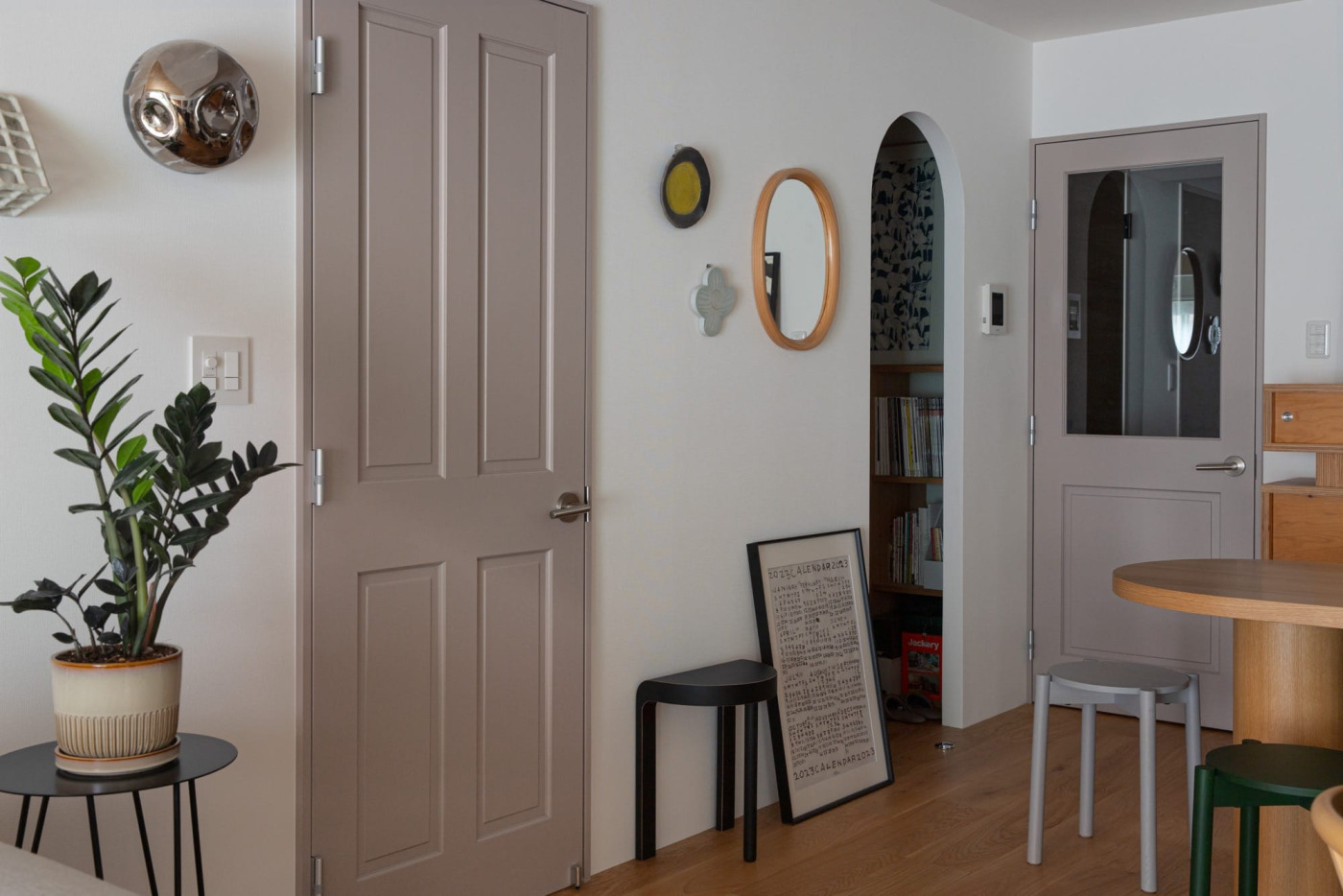 「ここがいろんな物事を吸収してくれる場になっていますね」と酒井さん。リビングの入り口にあるのも使いやすい。