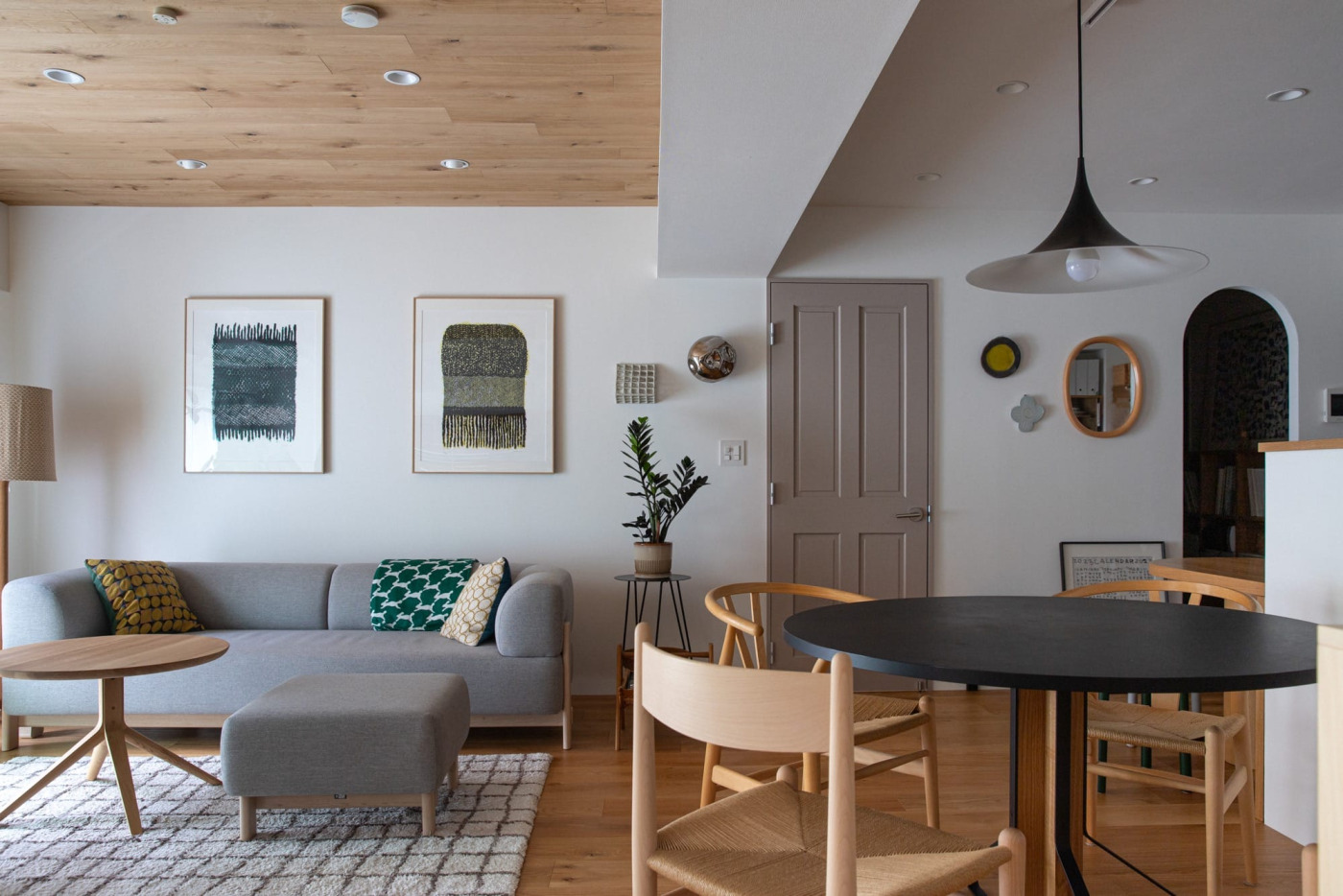 ミナペルホネンのリトグラフやファブリック、北欧家具の背景として、優しく調和する室内。