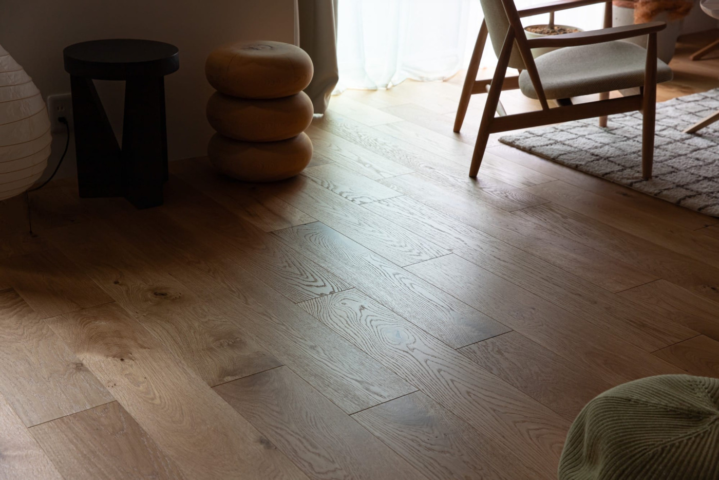 「『こういうのがあったらいいな』というものが、toolboxにはちゃんとラインナップされてるんですよね」と酒井さん。180mm幅は、木目の美しさが際立ちます。