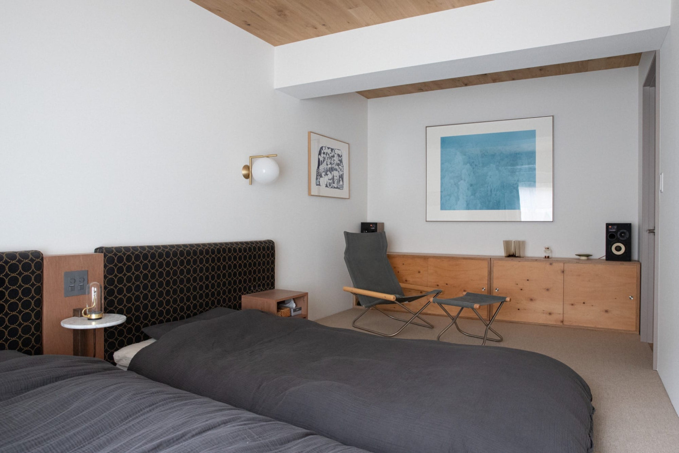 ゆっくり休むための空間と割り切って、収納を完全に切り分けた計画に。