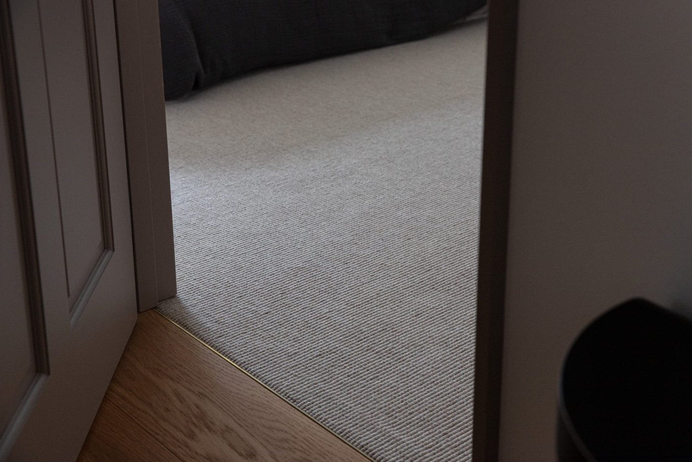 扉を開けるとふっくらとした足元に切り替わる。さりげない真鍮の見切り材も効いています。