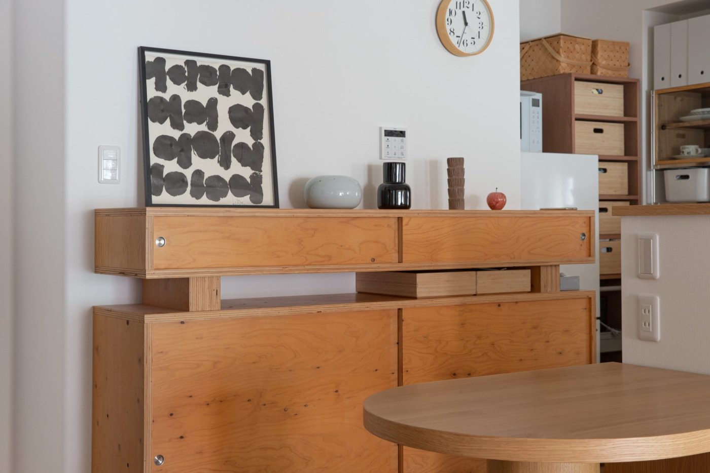 キッチンには、1軒目のリノベーションで、酒井さんがデザインし、つくってもらったカップボード。たまたまサイズ感がピッタリだった既存の壁面におさまりました。