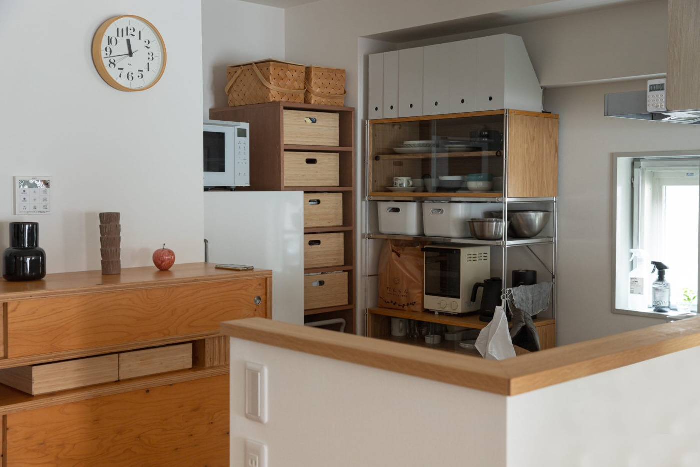 キッチン背面の無印良品のシェルフは、賃貸時代に買ったもの。ボックスで綺麗に整頓された様子は、乱れる要素が見当たりません。