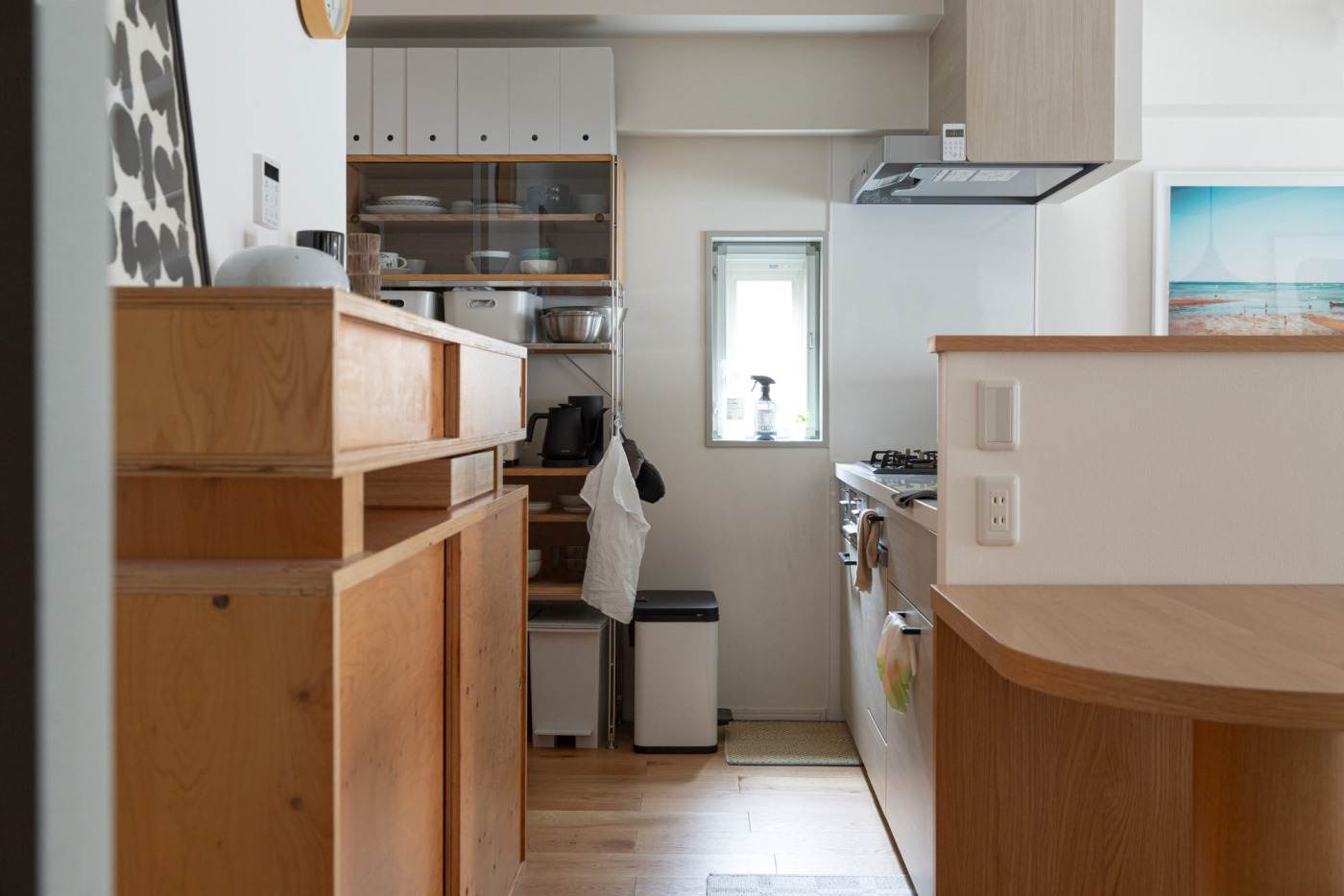 カウンターの側面にある半円状のテーブルはJOURNAL STANDARD FURNITURE。サッと昼食をとったり、書き物や勉強をする場所として、ダイニングテーブルとは違った過ごし方ができる場所。