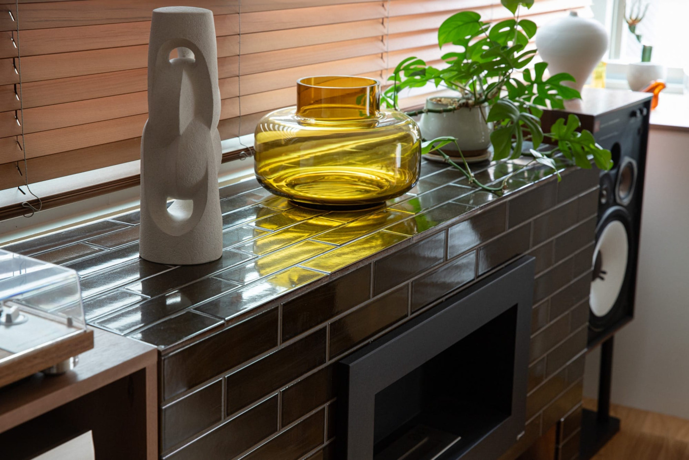 タイルの光沢が、ガラスや陶器のオブジェを綺麗に映してくれます。