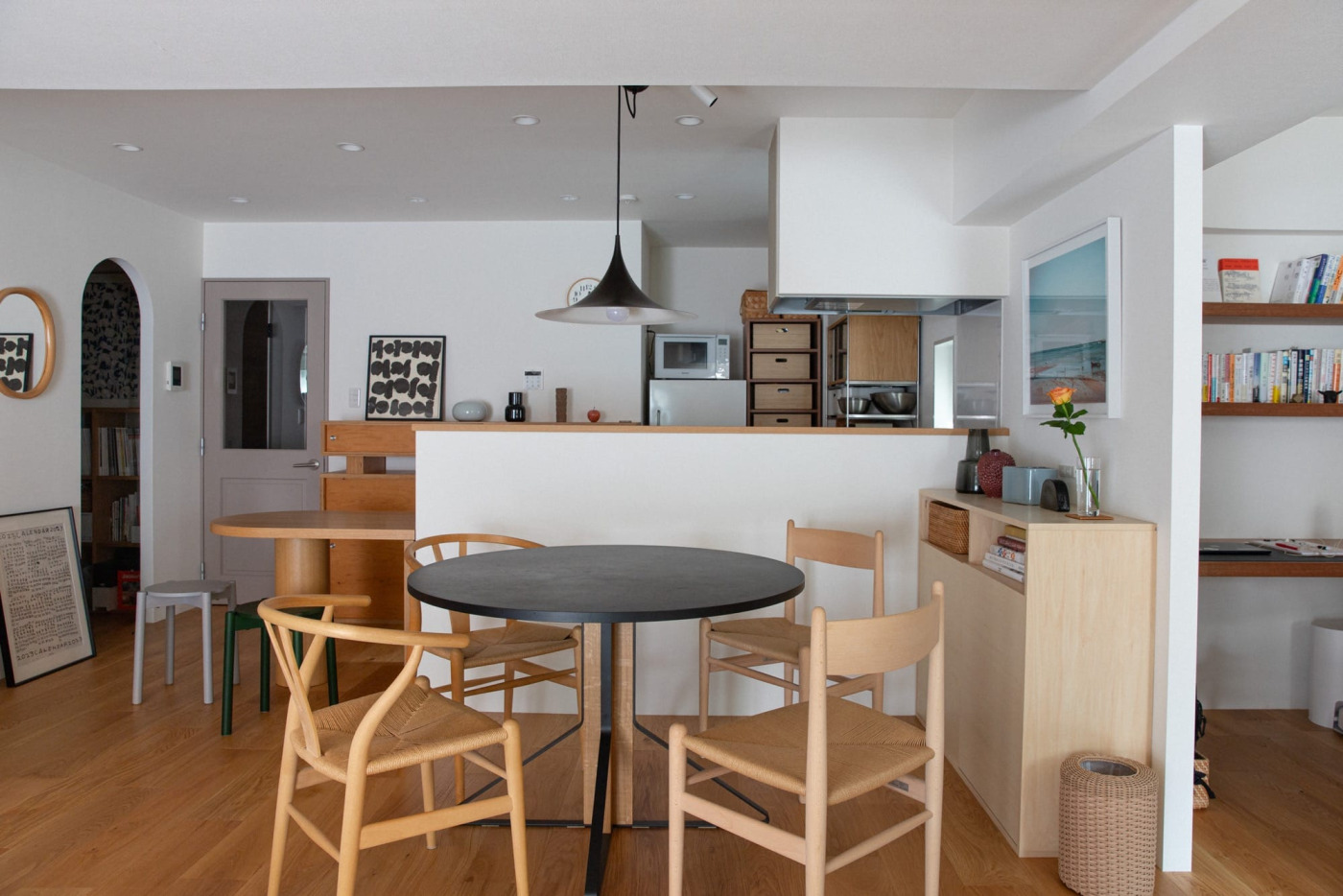 ダイニングテーブル横の収納は今回のリノベーションで造作したもの。こちらは明るく主張の少ないシナ材を使って。ゴミ箱を置くことも想定していたような、サイズ感も絶妙。