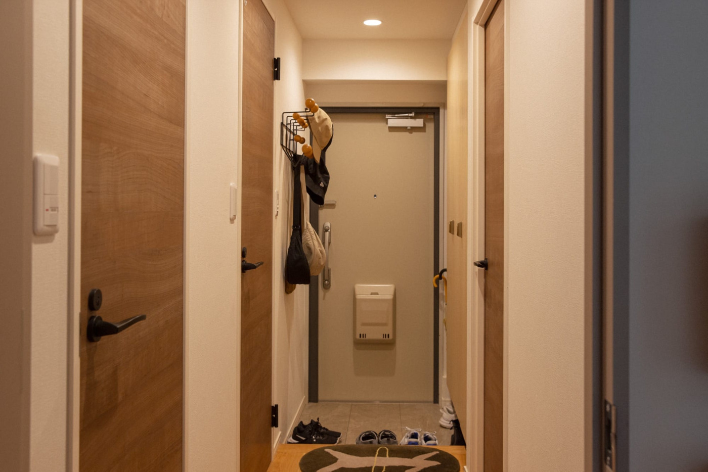 既存から変えたのは床のみ。木目調シートに、アーバンな雰囲気の扉は、今後手を入れていきたい場所のひとつです。