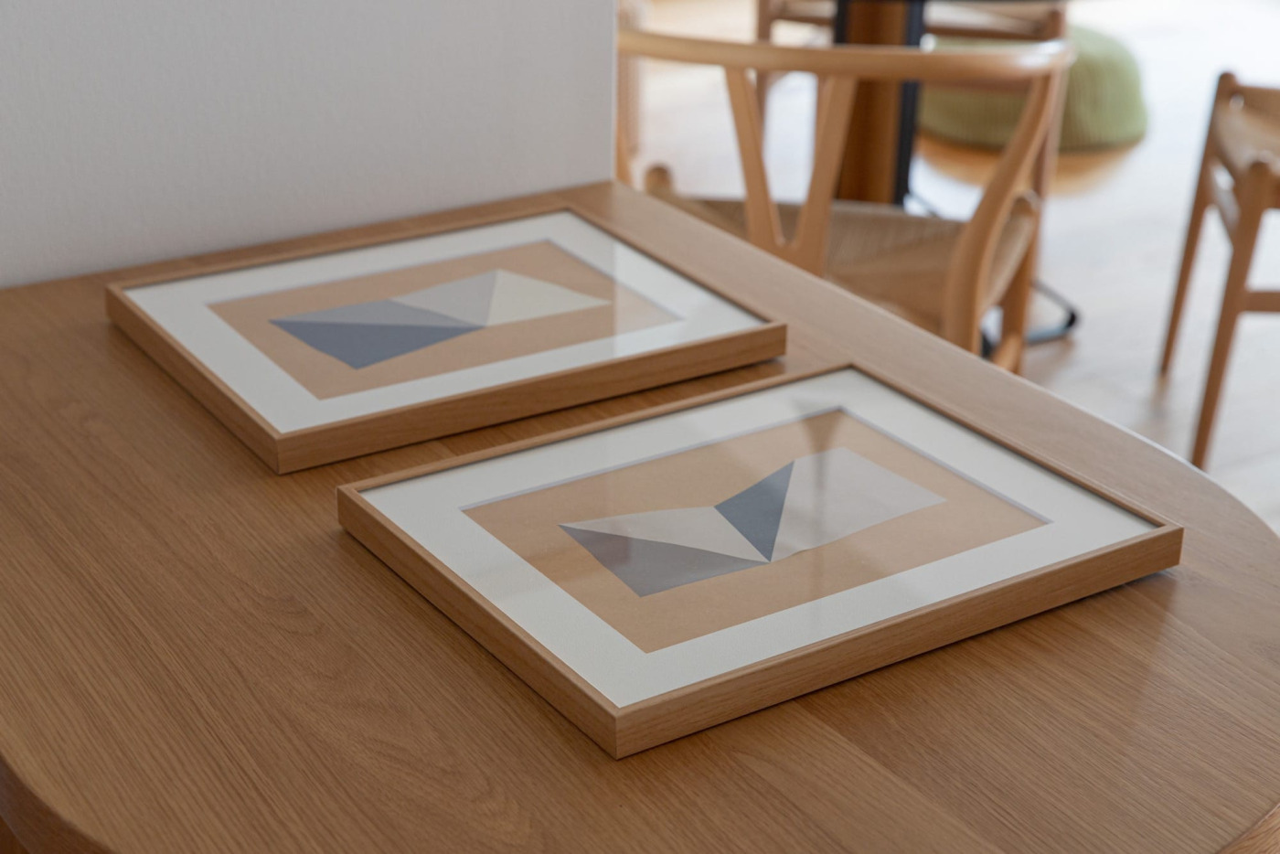 奥様が制作しているコラージュアート。今は材料を次男の部屋に収めつつ、キッチン横のスペースで制作をされているそう。