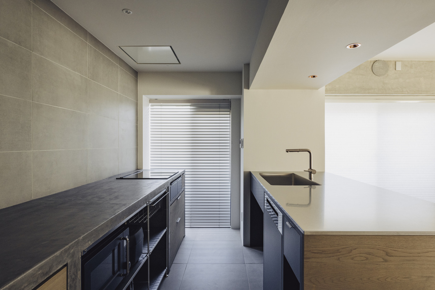 キッチン水栓は、『ハンドホース水栓』。収納の取っ手には、『アングル把手』を採用いただきました。