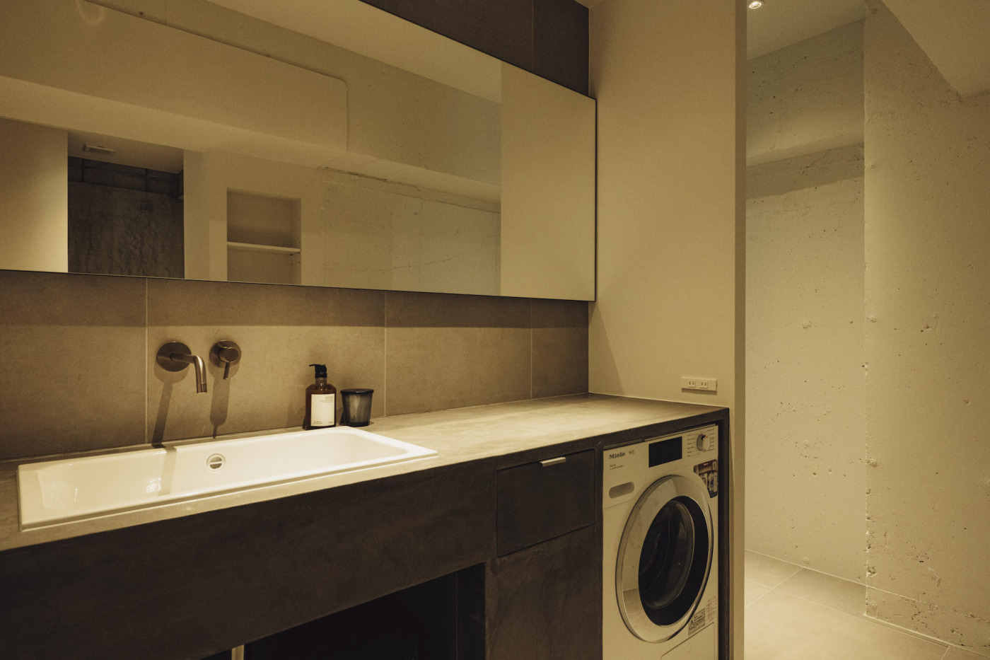 洗面水栓には『壁付けセパレート混合水栓』を採用いただきました。